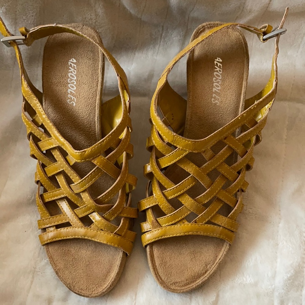 Women’s Aerosoles mustard wedge NWOT